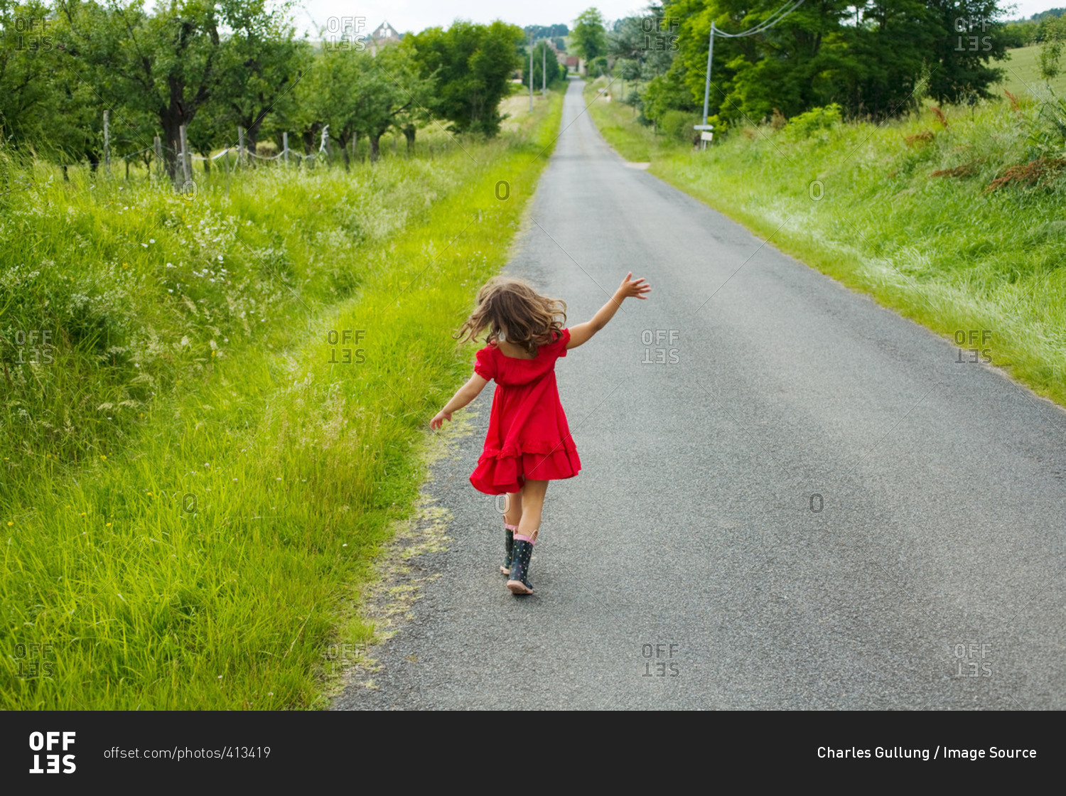 Что делать шагать. Девочка идет по дороге. Дети идут по дороге. Девочка бежит по дороге. Маленькая девочка идет.