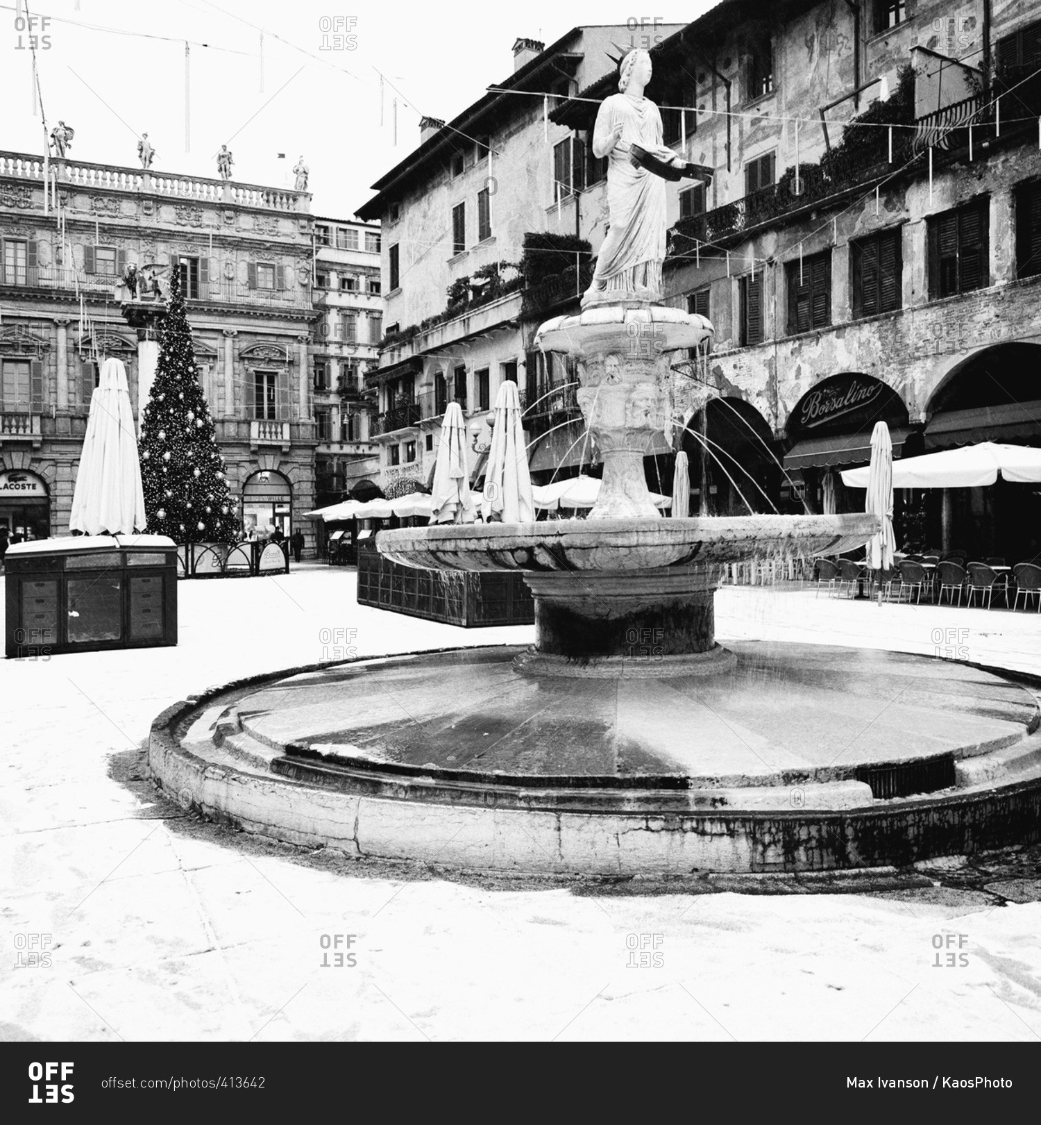 Piazza delle Erbe and the Fontana Madonna Verona during a Christmas snowstorm, Verona, Italy