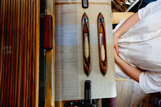 Young woman using loom - Offset