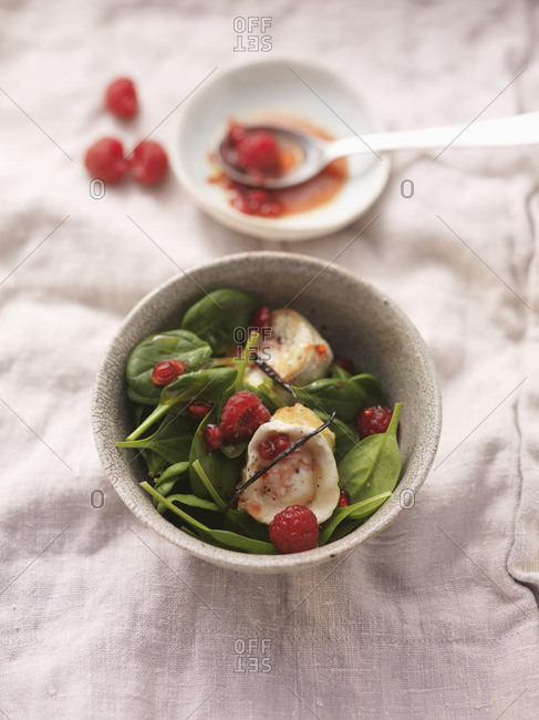 Spinach salad with turkey breast, raspberries and pomegranate seeds