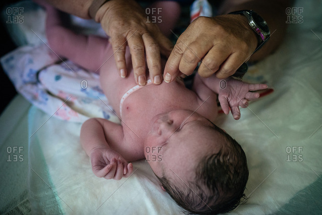 Measuring a newborn's chest - Offset