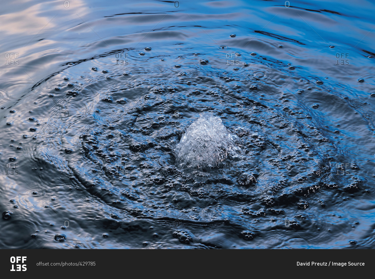 И из него выходит вода. Родник пузырьки. Бурлящая вода. И из него выходит вода. Закончилась вода земля.