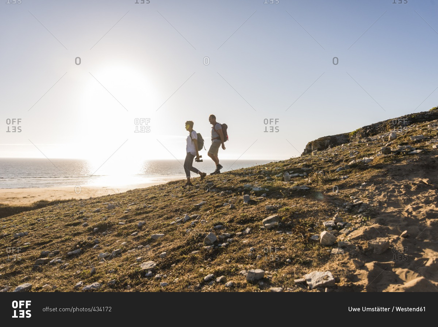 France, Bretagne, Finistere, Crozon peninsula, couple during beach hiking
