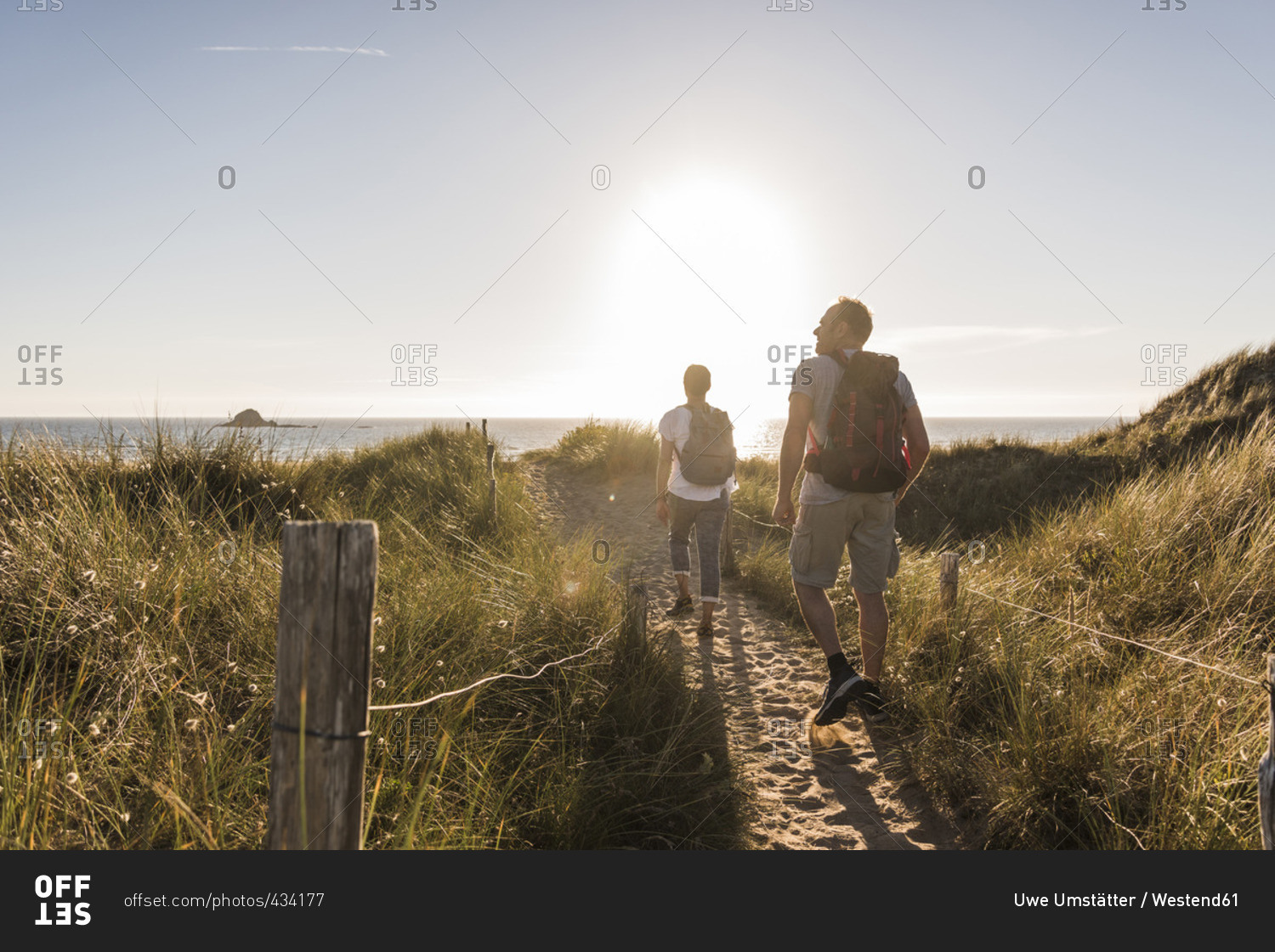 France, Bretagne, Finistere, Crozon peninsula, couple during beach hiking