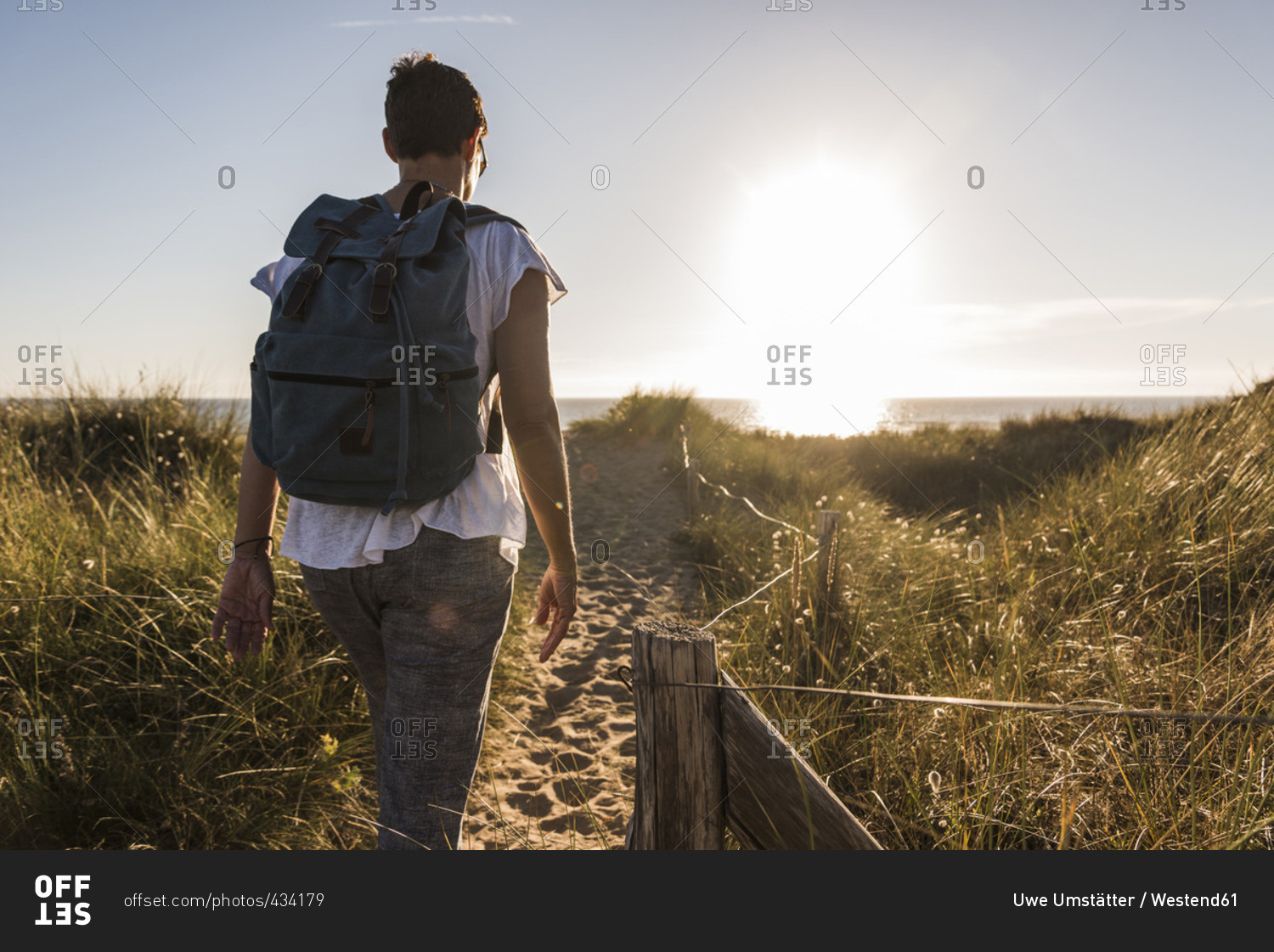 France, Bretagne, Finistere, Crozon peninsula, woman during beach hiking