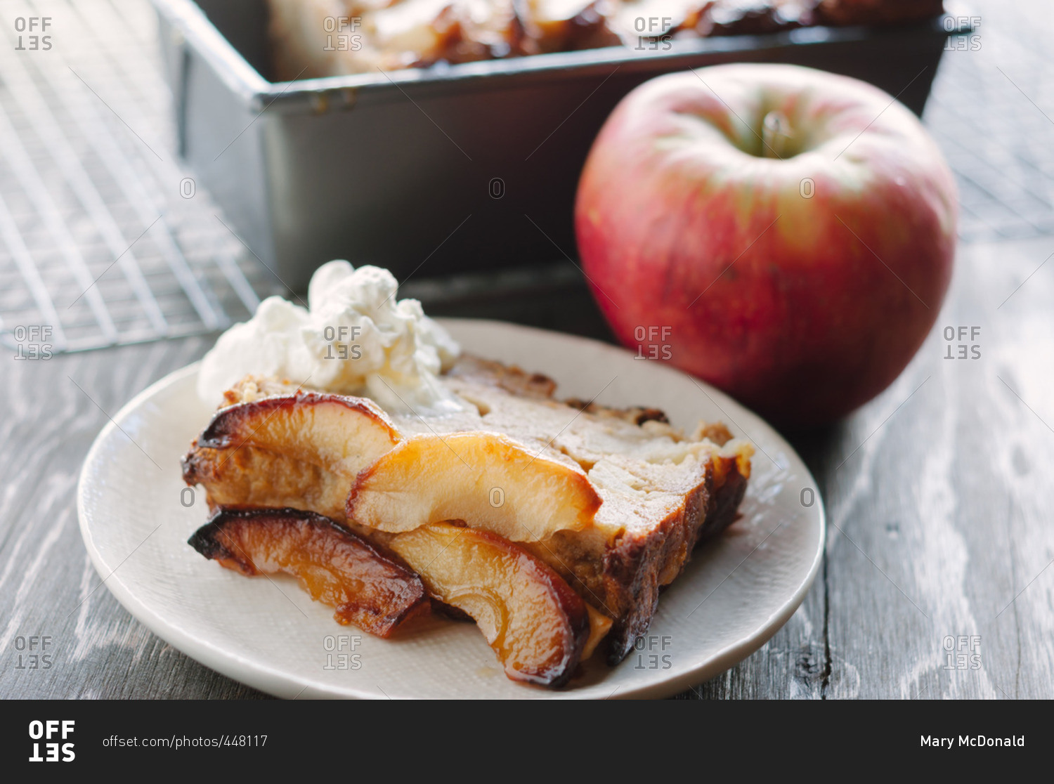 Apple england. Apple Pudding. Яблоки в Кленовом сиропе. Эппл бред Apple Bread. Maple English Pudding.