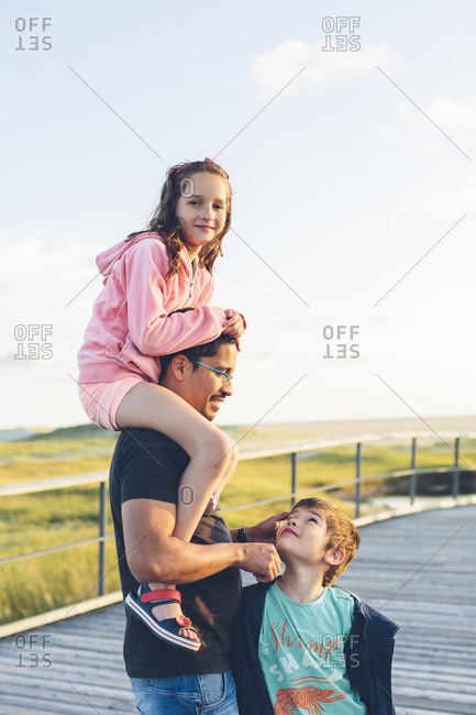 Germany, Schleswig-Holstein, Kreis Nordfriesland, Sankt Peter-Ording, Portrait of father with daughter and son