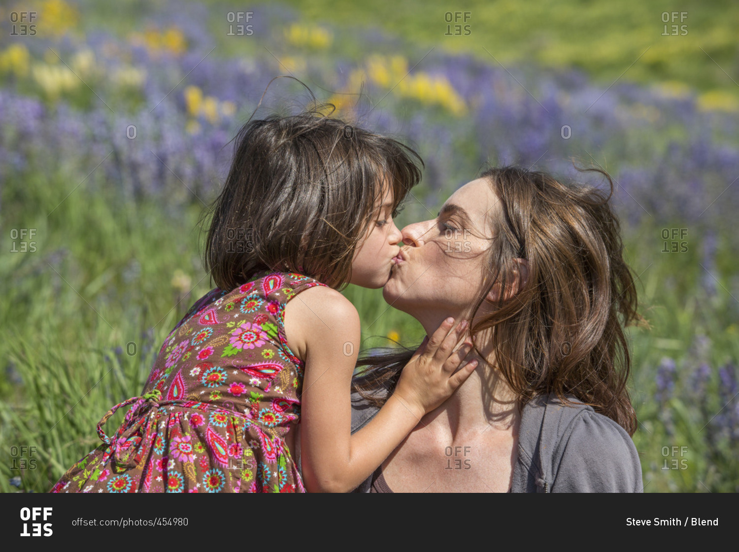 Мамы лесбиянки с русским переводом. Мама и дочь французский поцелуй. Мама целует дочь. Мать и дочь поцелуй взасос.