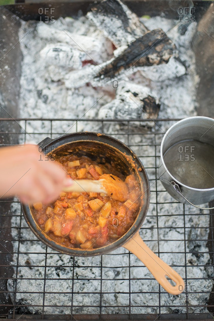 Cooking a stew on a grill
