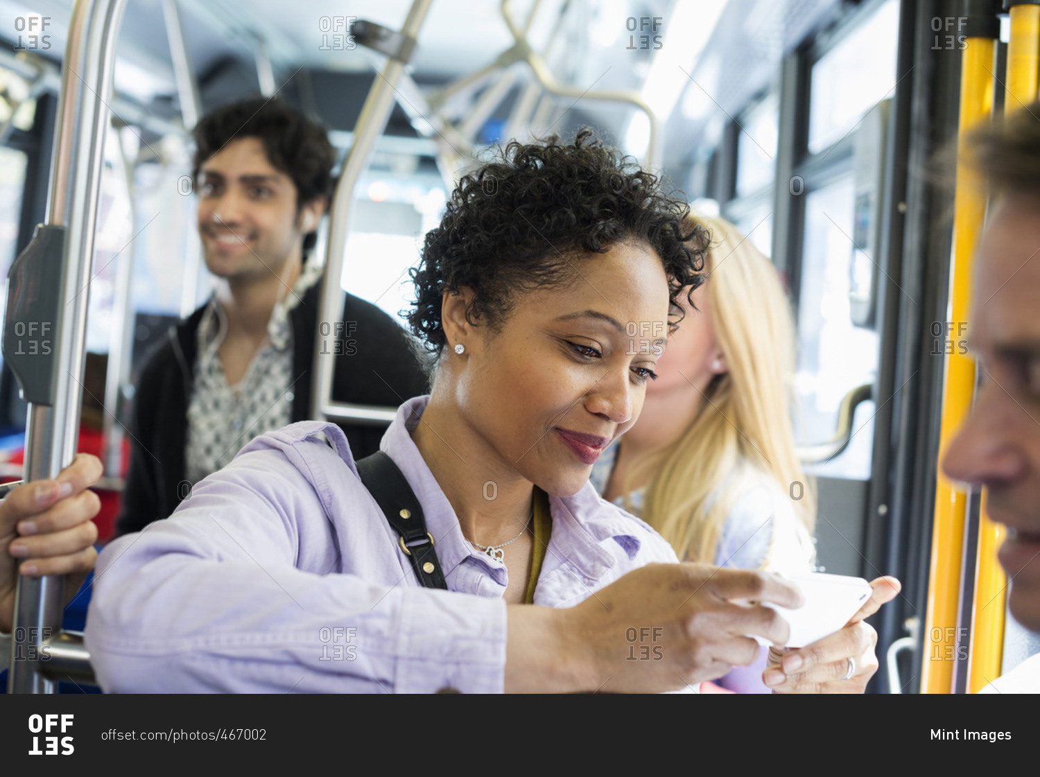 Тетка в автобусе. Женщины в общественном транспорте. Young общественный транспорт. Мужчина и женщина в автобусе. Счастливая женщина в автобусе.