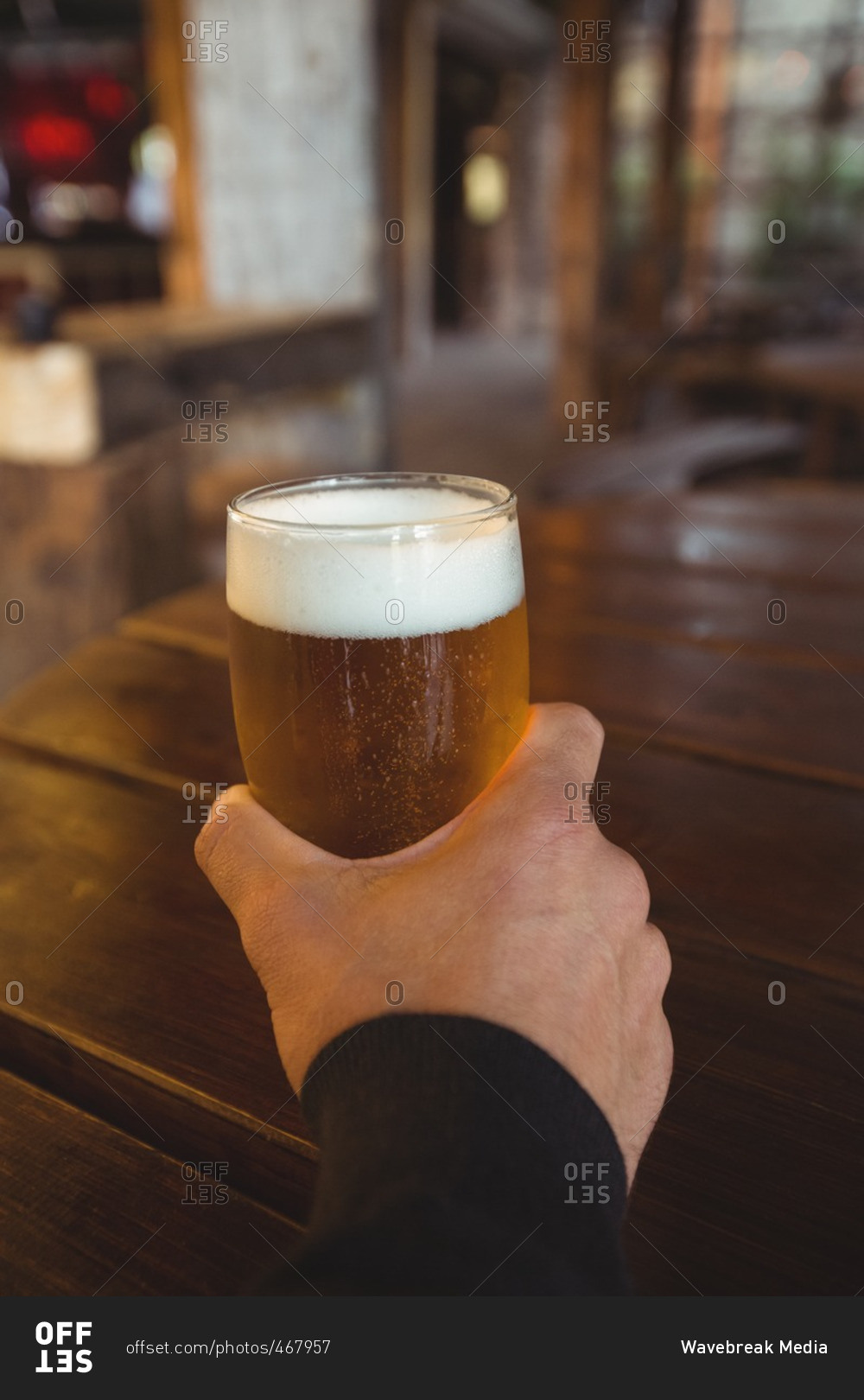 Фото бокал пива в руке