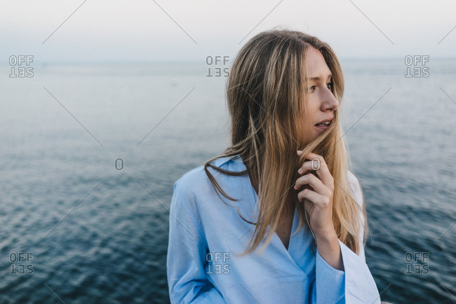 Young woman in front of the sea