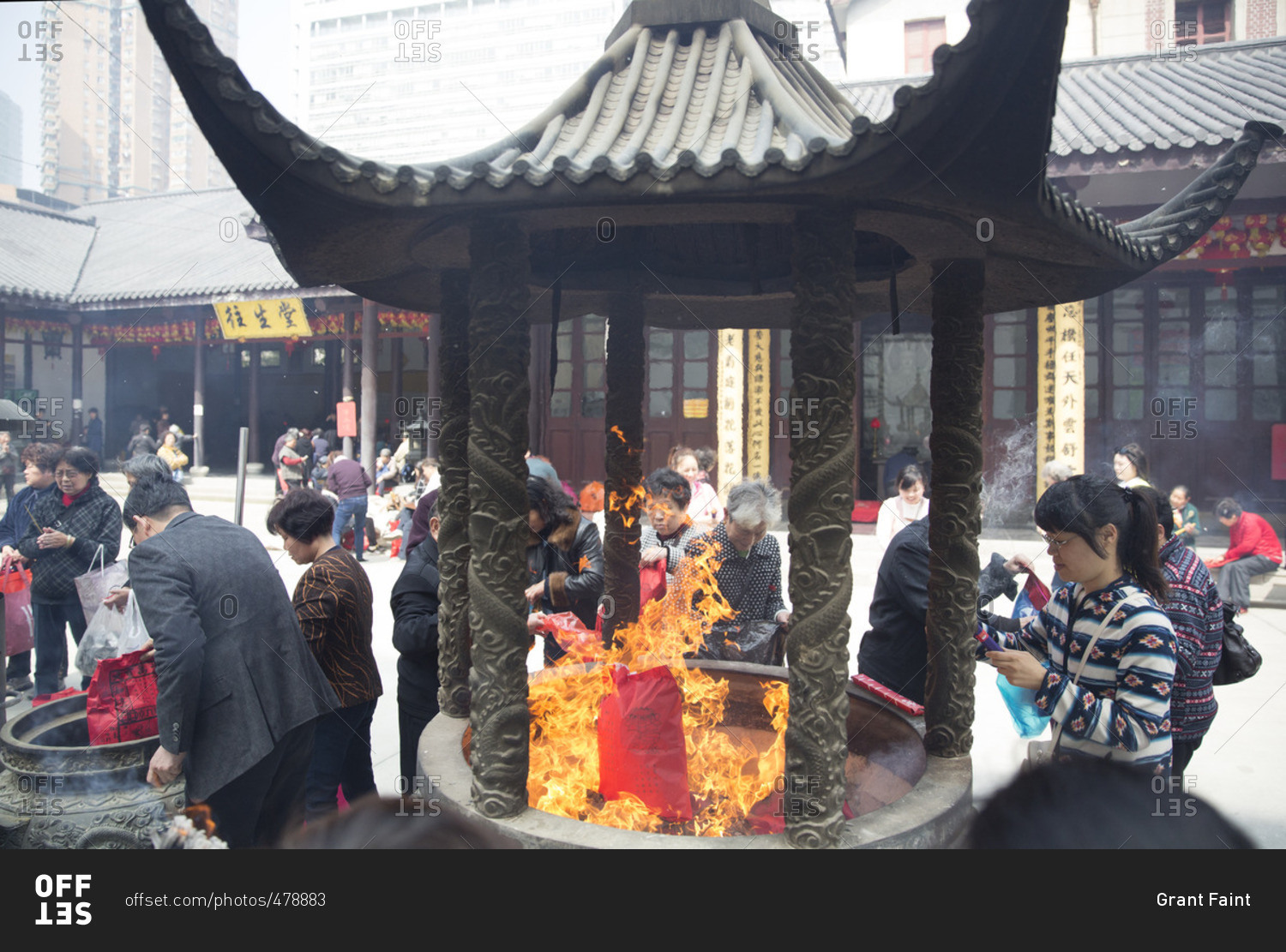 Shanghai China March 31 2016 People Standing Around The Fire