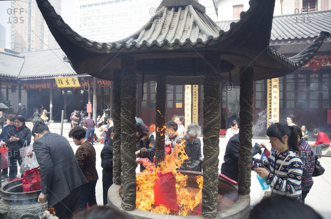 Shanghai China March 31 2016 People Standing Around The Fire