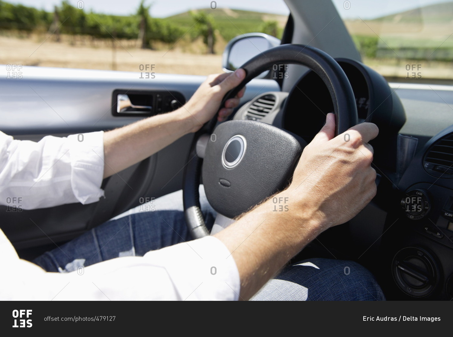 Начинающему автолюбителям. Телефон на руле машины. Руль держит. Хорошо управлять автомобилем. Как держать руль автомобиля.