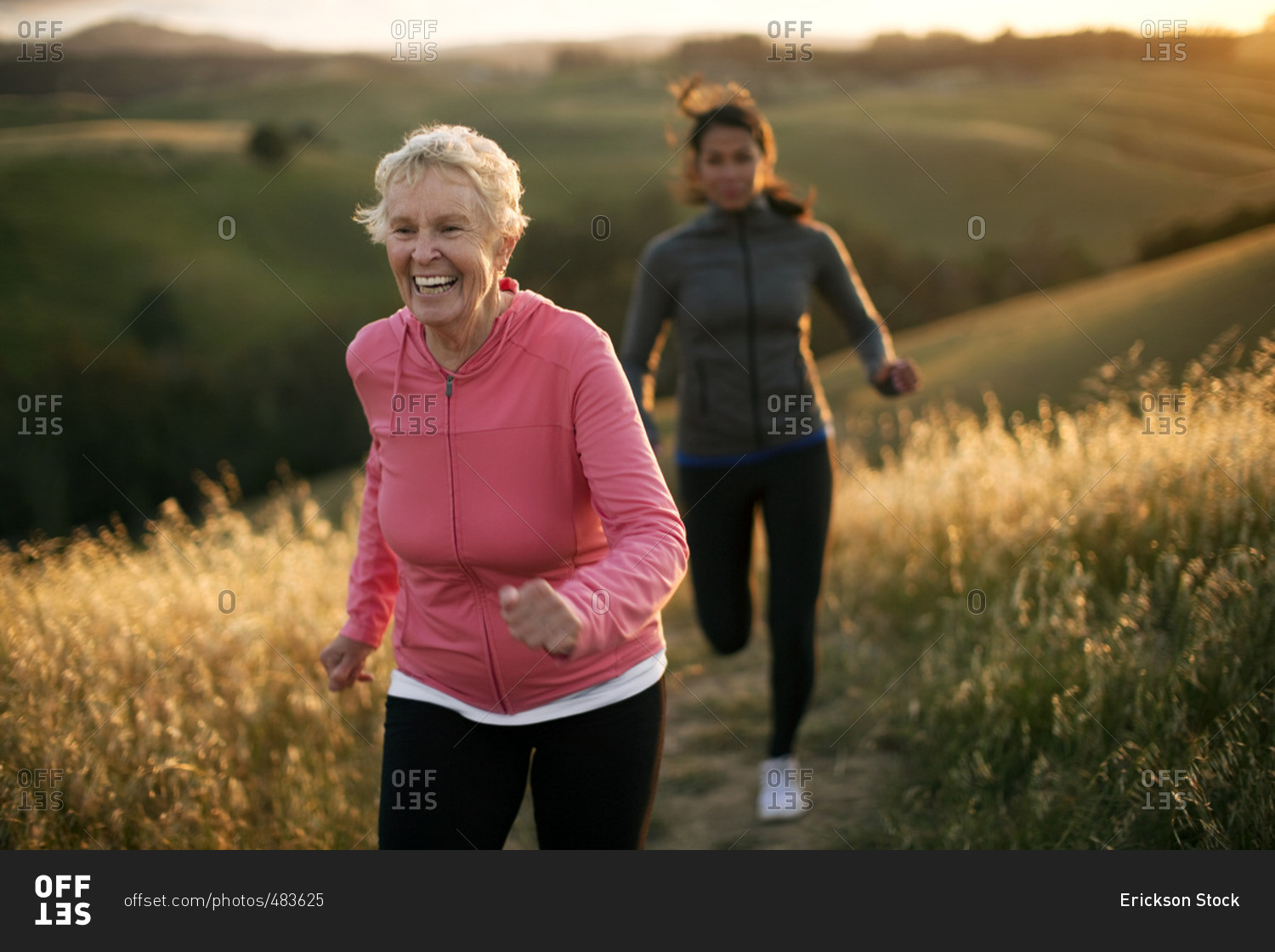 Oldest running. Люди пожилые сердцем молодые. Пенсионерка бежит. Джоггинг для пожилых. Двигайтесь правильно и с удовольствием.