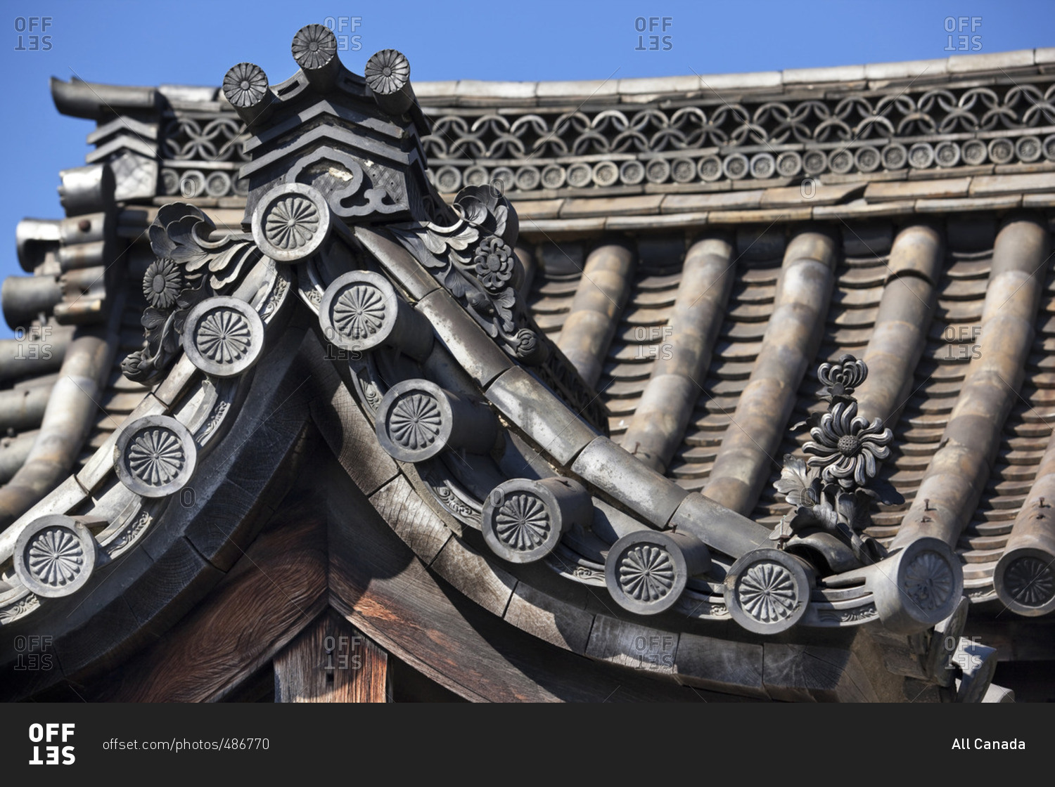 Architectural detail of a curved roof eave, Sanjusangendo Temple in ...