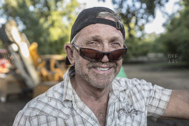 backwards baseball cap stock photos - OFFSET