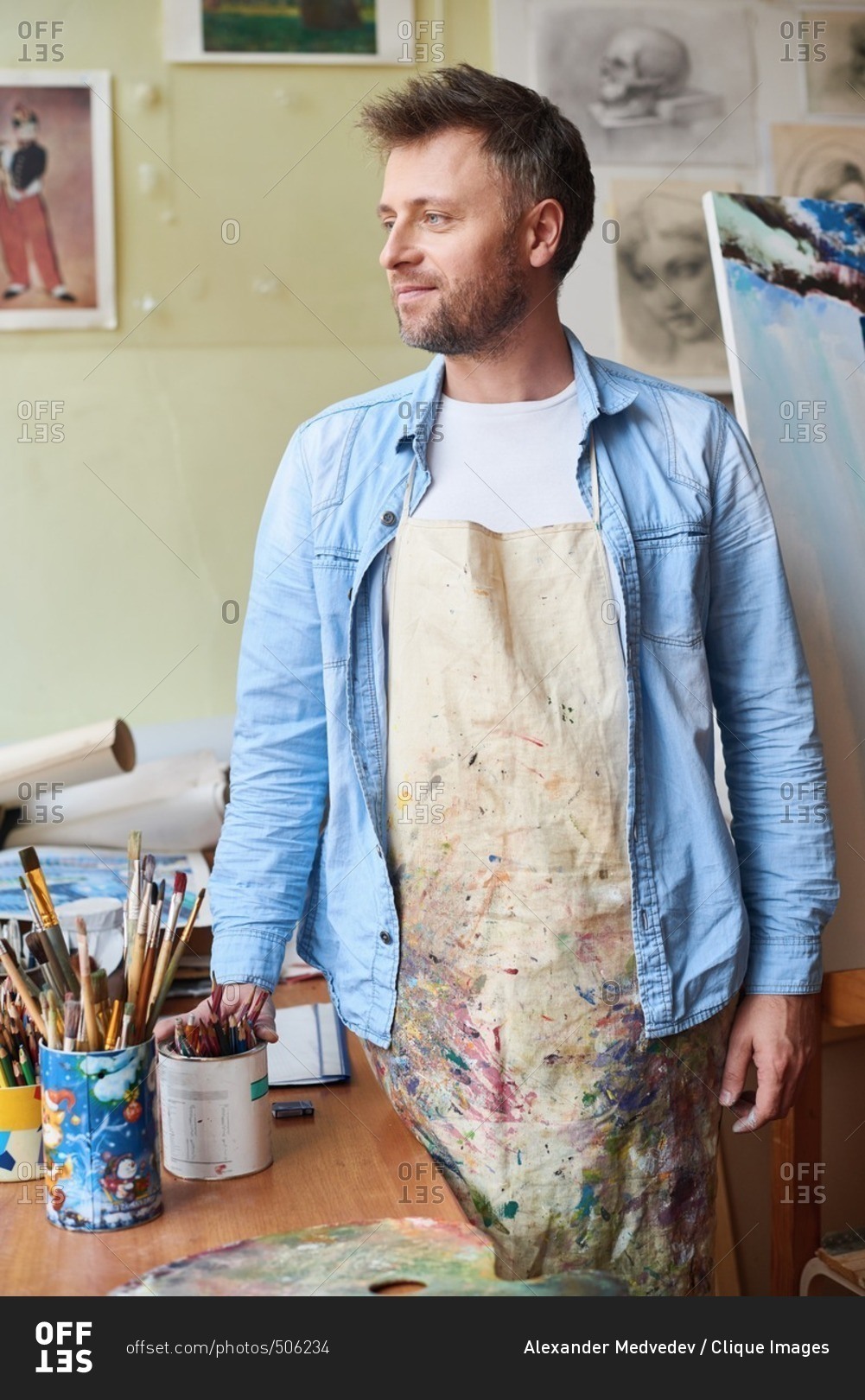 Mature Students Aprons Painting Easels Art Class Adults Stock Photo by  ©AllaSerebrina 177603898