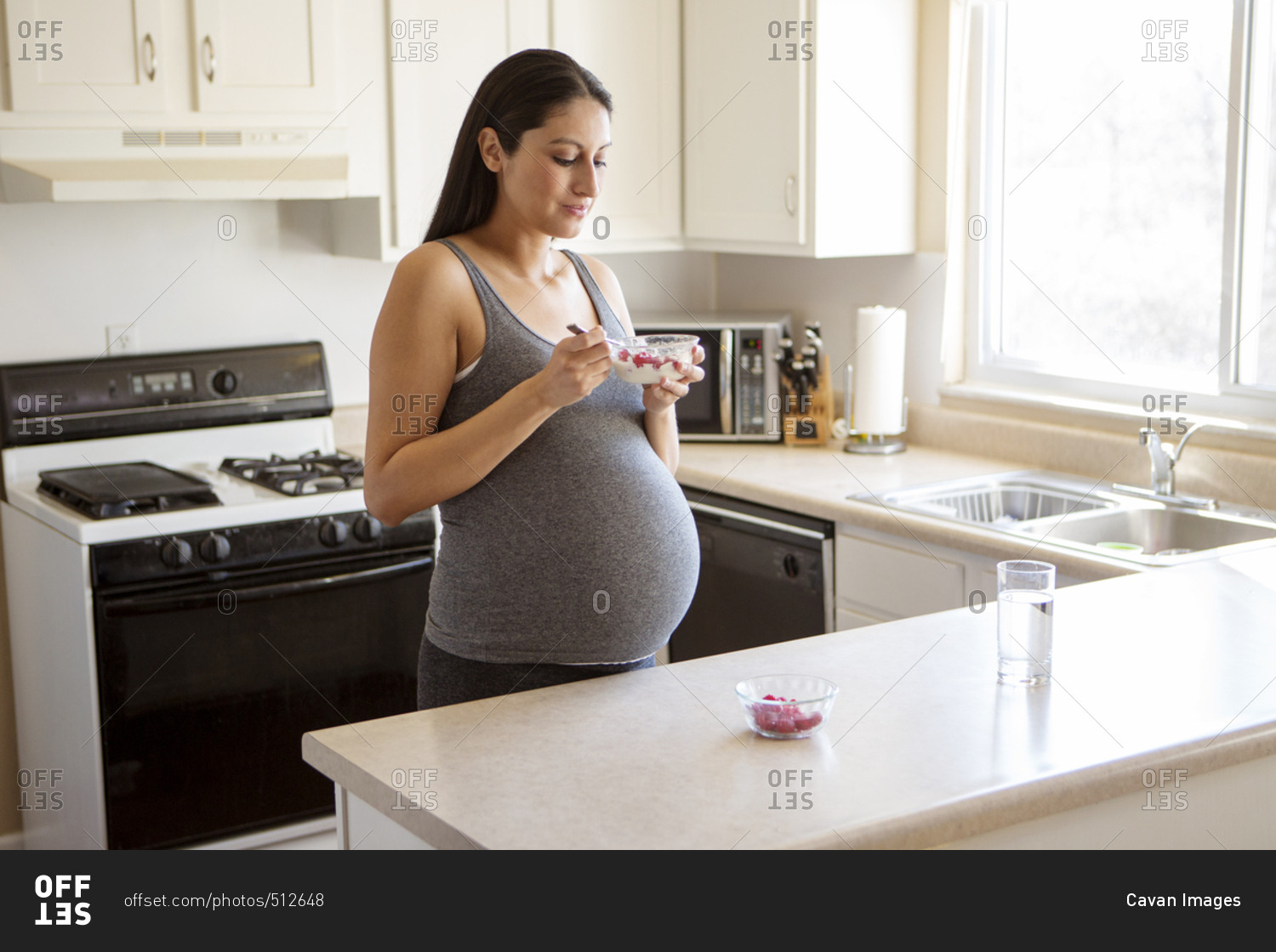 Как не растолстеть во время беременности. Pregnant in Kitchen at underwear gettyimages. Eat Sandwich while pregnant. Dating while your pregnant. Using Drano while pregnant.