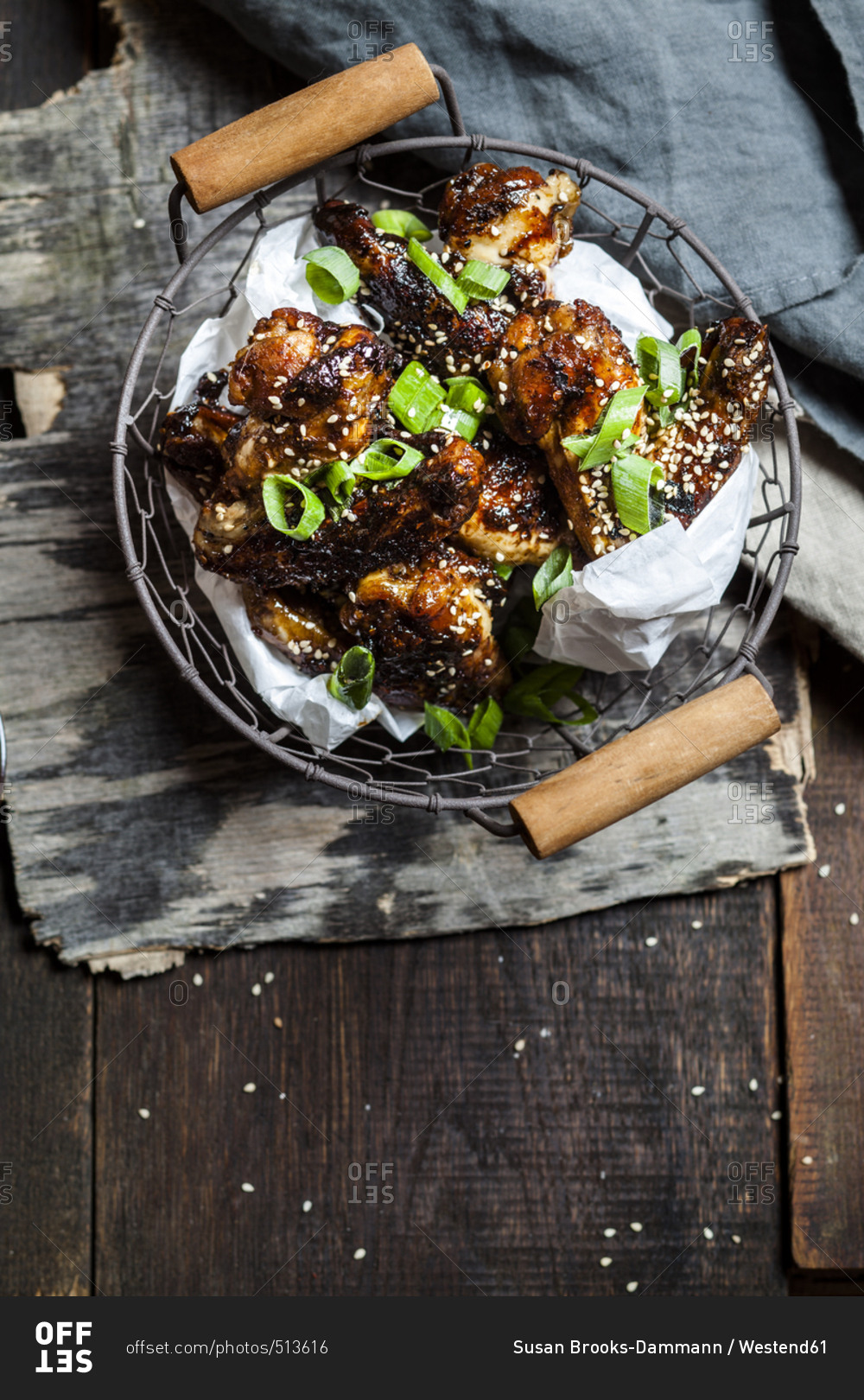 Chicken wings with sesame seeds and spring onions