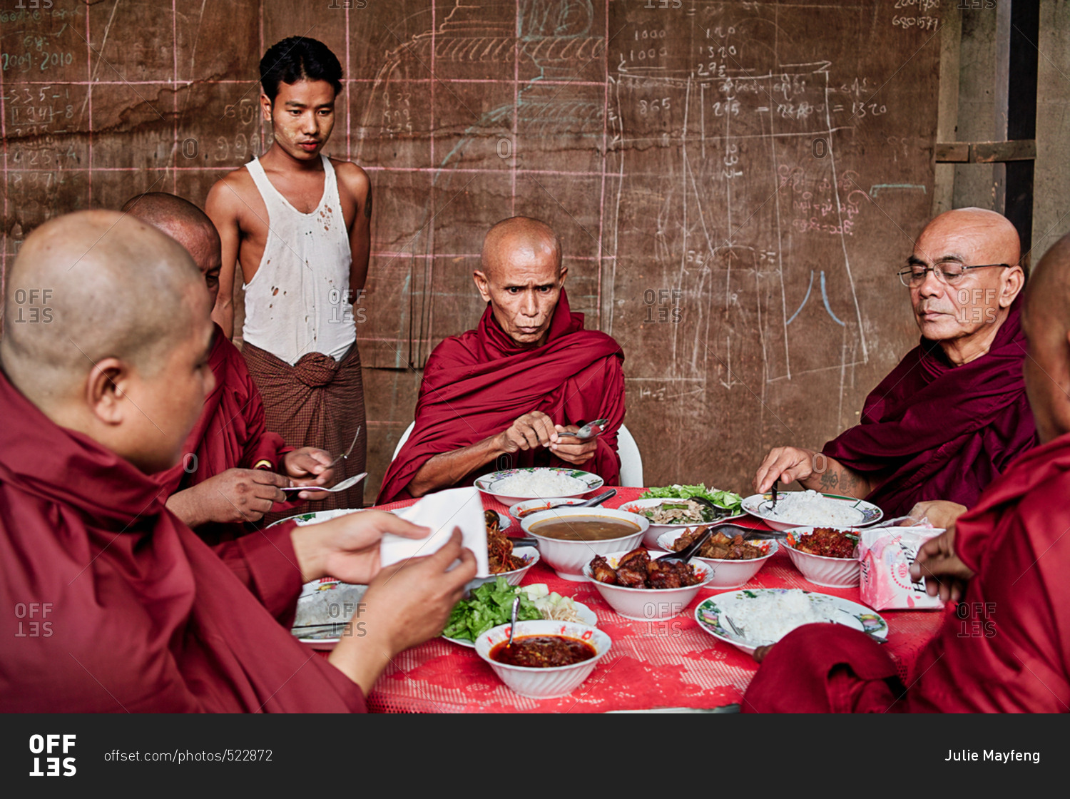Монахи едят мясо