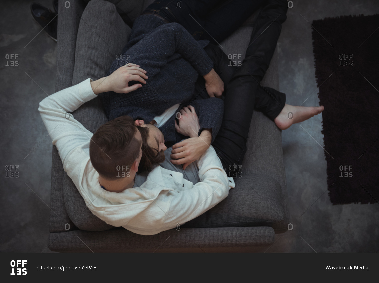 парни гей в диване фото фото 86