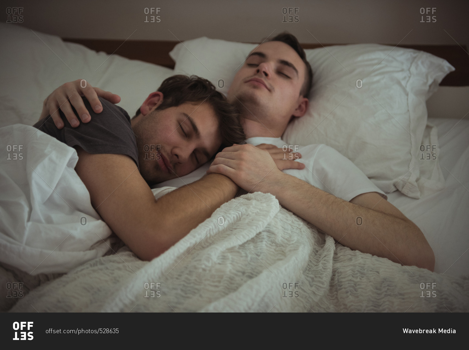 2 gay men naked in bed