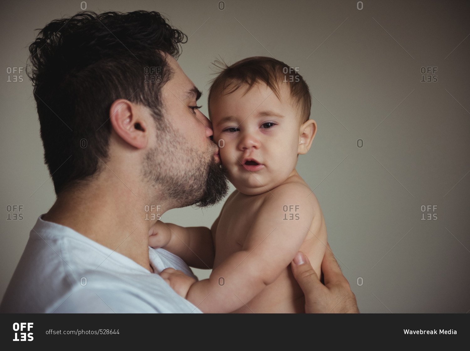 Поцелуй отец сын. Отец целует сына взрослого. Отец целует сына в щечку. Отец целует маленького сына. Папа целует младенца в щечку.