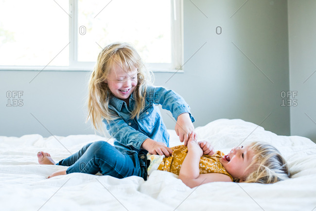 Tickling young girl. Кровать для щекотки. Щекотка сестры. Щекотка девушки на кровати. Кровать для щекотки маленьких детей.