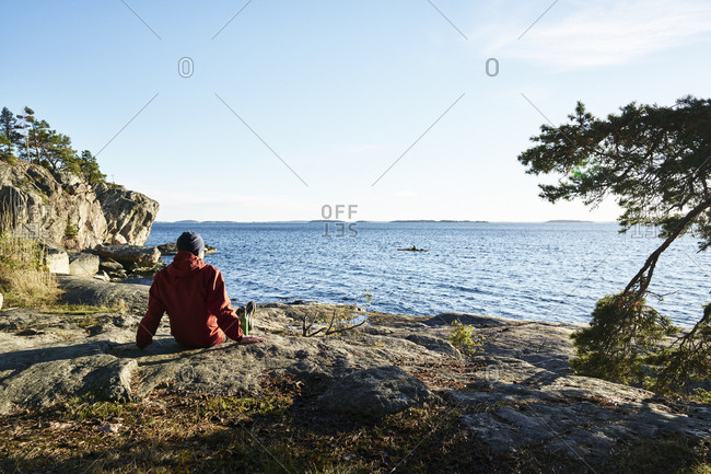 Sweden, Stockholm Archipelago, Varmdo, Bjorno, Man looking at view