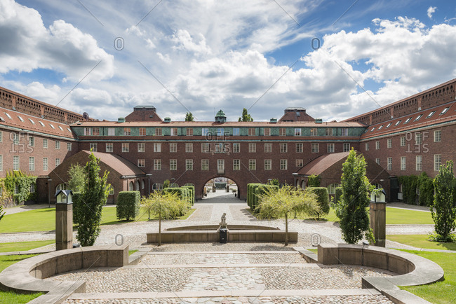 Sweden, Stockholm, Ostermalm, Blue sky over Kungliga Tekniska hogskolan (Royal Institute of Technology)