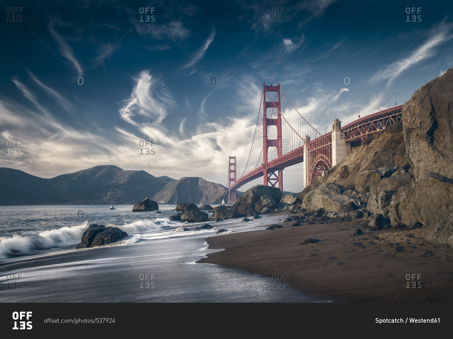 USA - California - San Francisco - beach and Golden Gate Bridge