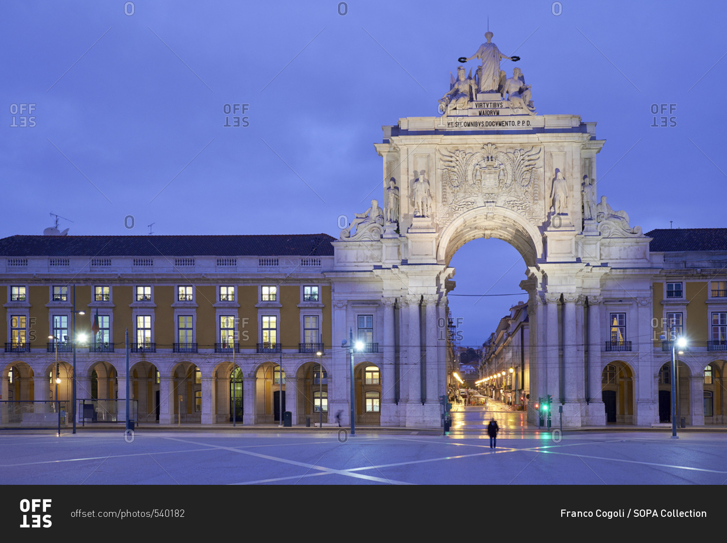 Praca do Comercio (square) - The Arco da Rua Augusta at dawn