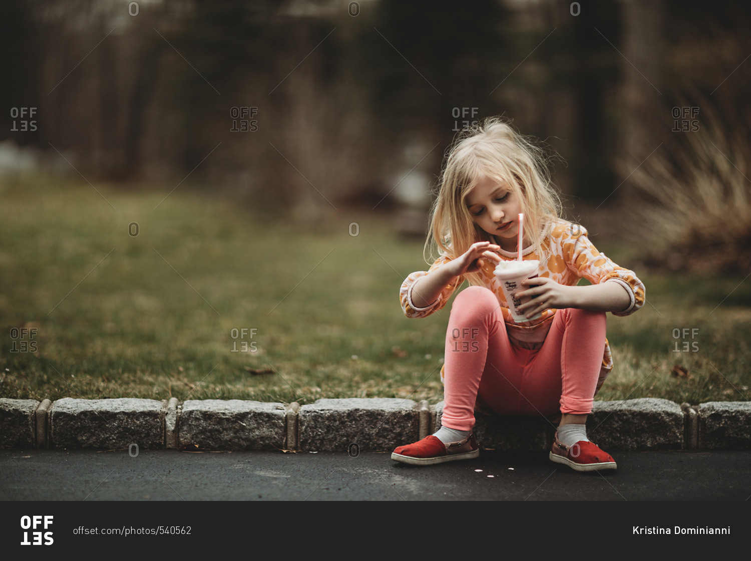 Little Girl Cold and Alone on Curb Stock Photo - Image of dirty, lonely:  32873334
