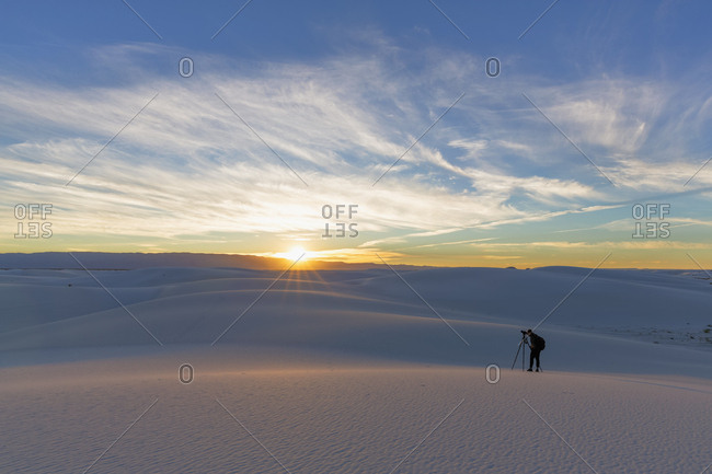 USA- New Mexico- Chihuahua Desert- White Sands National Monument- man photographing