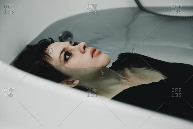 Girls underwater bathtub Emily Ratajkowski
