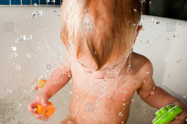 Boy splashing in bath - Offset