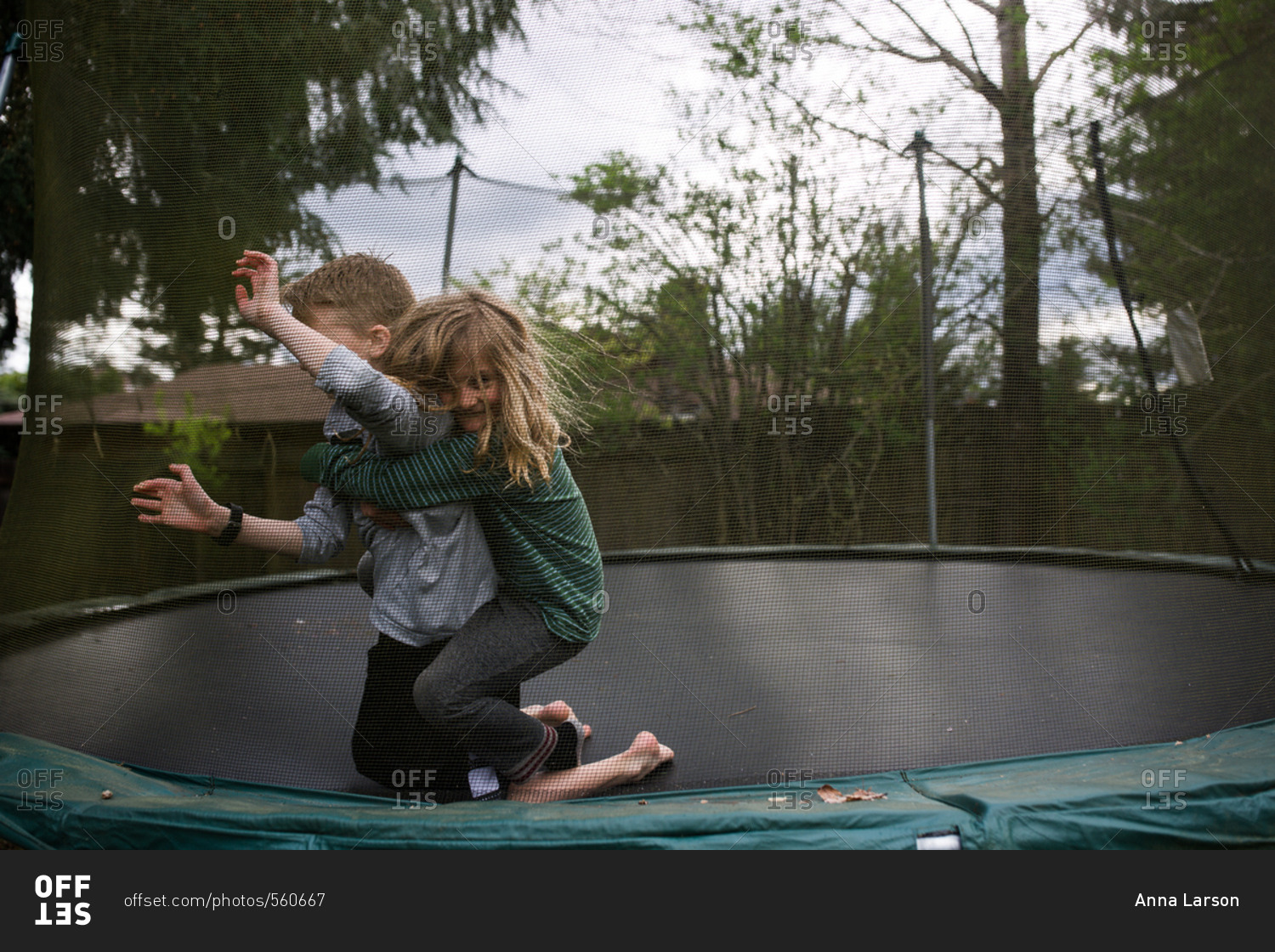 Overdreven anmodning ineffektiv Boys wrestling on a trampoline stock photo - OFFSET