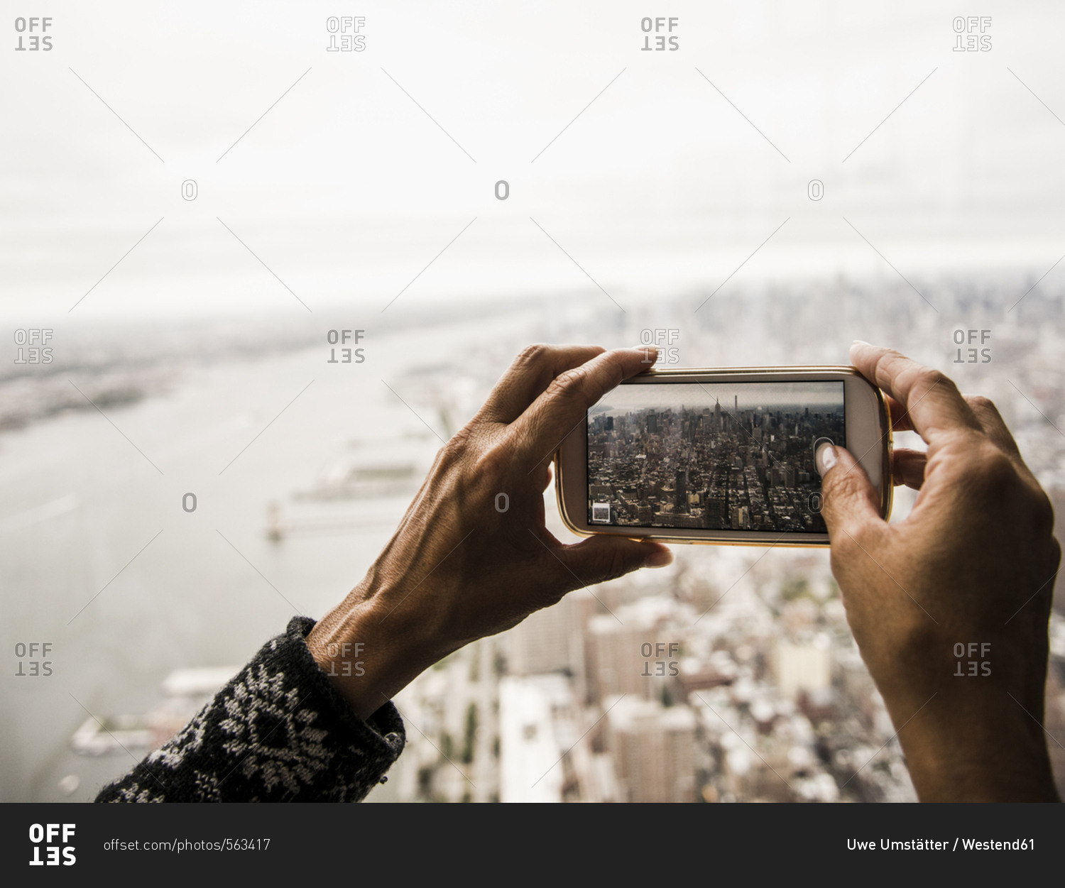 usa-new-york-city-taking-cell-phone-picture-of-the-skyline-stock