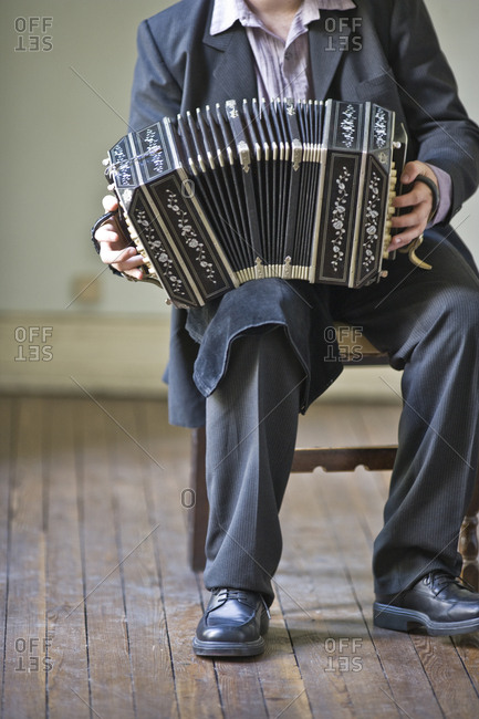 Man holding an accordion - Offset