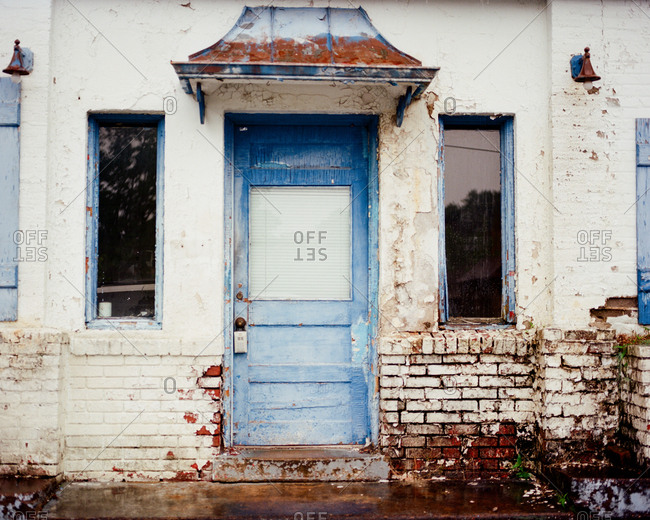 Exterior of abandoned auto shop in Black Mountain, North Carolina