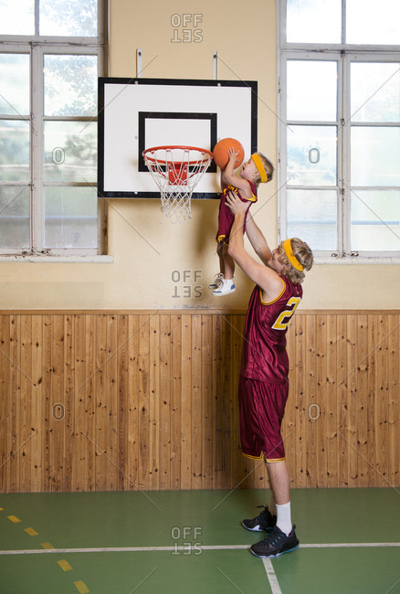 A tall and a short basket ball players