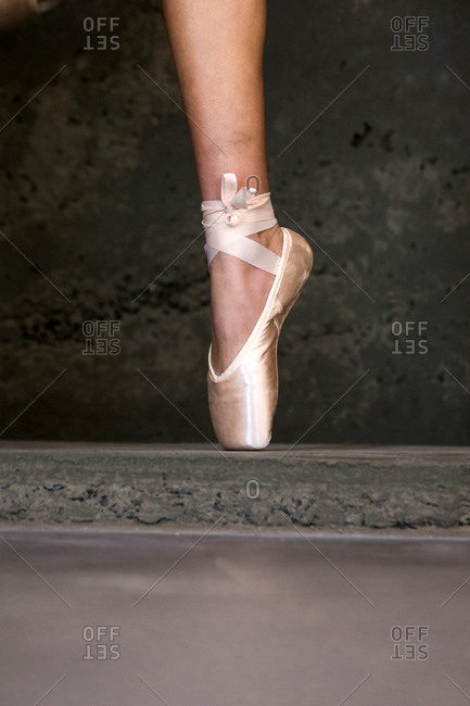 ballet dancers on pointe feet