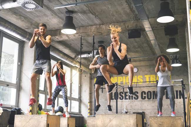 391 en la categoría «Crossfit box jumps» de fotos e imágenes de