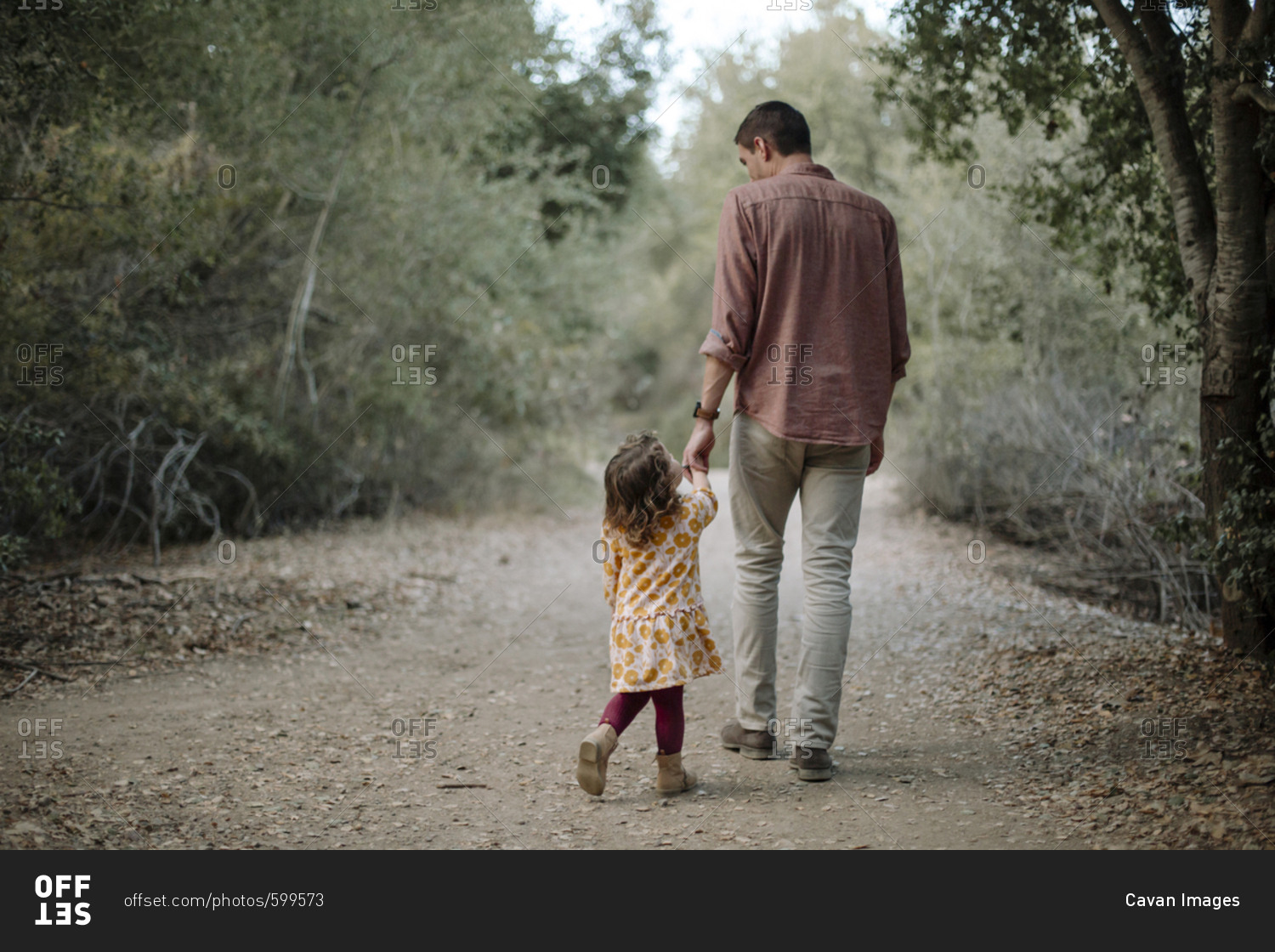 Лишенный отца. Father and daughter Дженнифер. Father and daughter Walking. Одинокий папочка. Папы одиночки с детьми посещают.