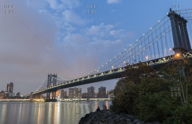 A view of the Manhattan Bridge at night