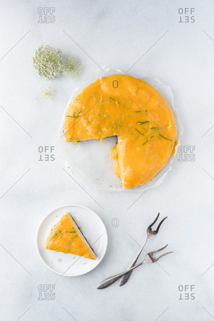 A custard topped pie