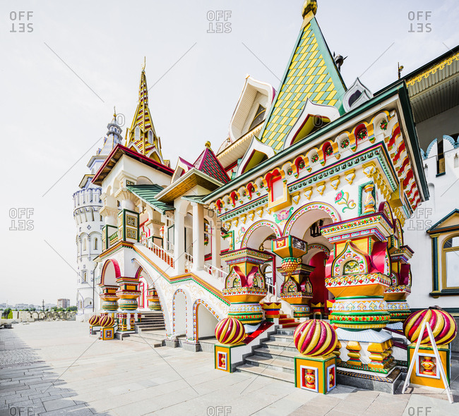 Russia, Moscow . Izmaylovo District (or Izmailovo District), Izmaylovo Kremlin (or Izmailovo Kremlin) is a cultural complex, entertainment center and marketplace modeled after traditional colorful Russian architecture and fairytale depictions of Old Russia, view near the entrance