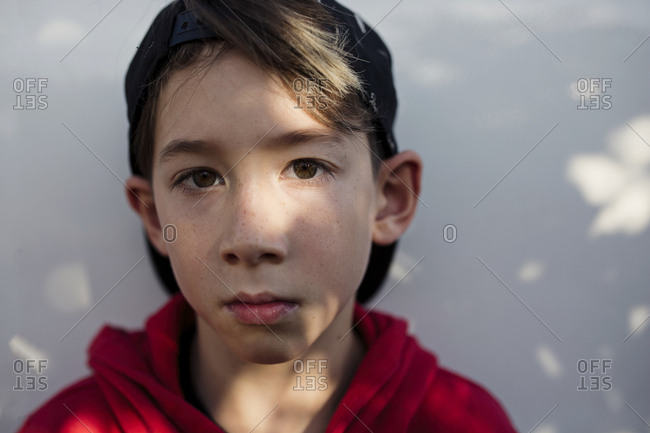 backwards baseball cap stock photos - OFFSET